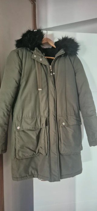 Abrigo Zara verde militar con capucha