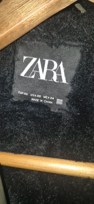 Abrigo Zara verde militar con capucha