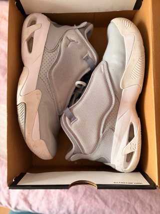 Zapatillas Jordan Grises y Blancas