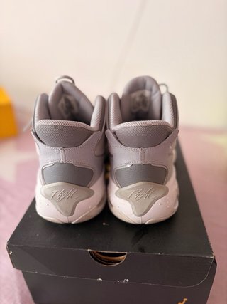 Zapatillas Jordan Grises y Blancas