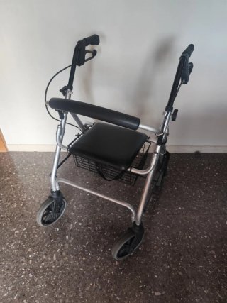 Andador 4 ruedas con frenos. Cesta y asiento