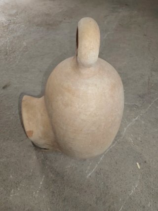 Bebedero de terracota con asa