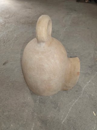 Bebedero de terracota con asa