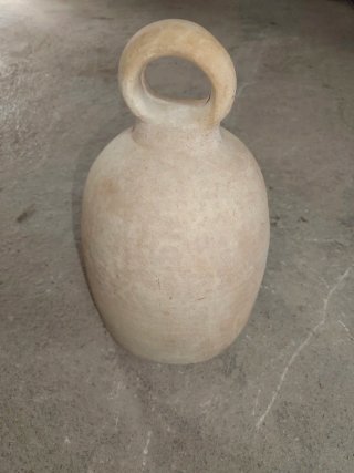 Bebedero de terracota con asa