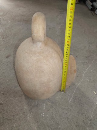 Bebedero de terracota con asa