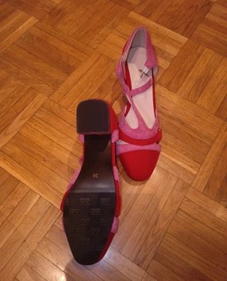 Tacones de mujer rosa y rojo
