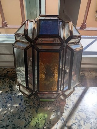 Farol de pared con cristales de colores