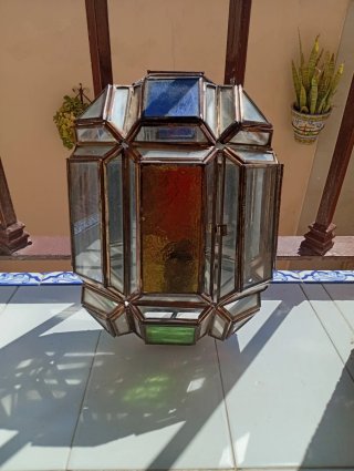 Farol de pared con cristales de colores