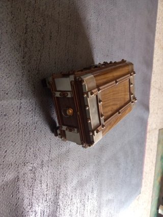 Baúl cofre madera y metal
