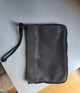 Bolso de mano gris y negro