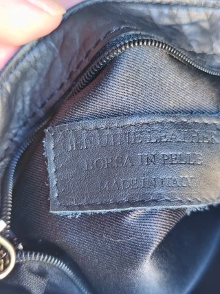 Bolso de mano gris y negro