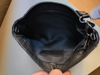 Bolso de mano gris y negro