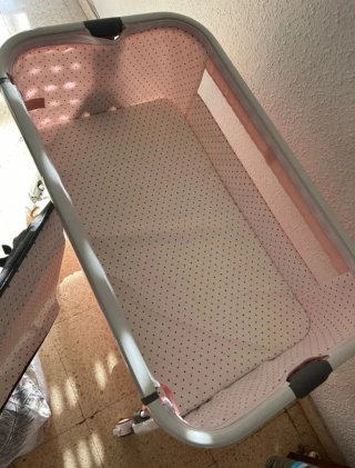 Cuna de bebé con mosquitera