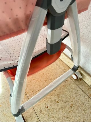 Cuna de bebé con mosquitera