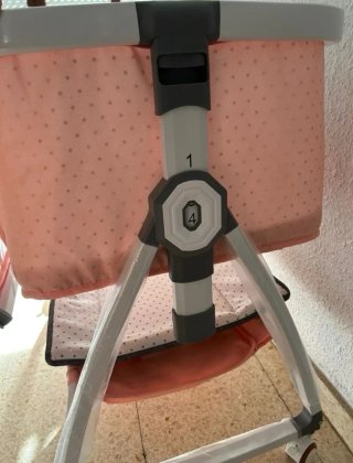 Cuna de bebé con mosquitera