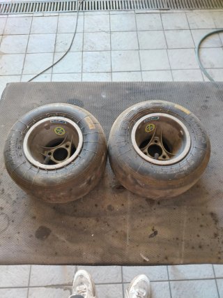 Llantas aluminio kart con neumáticos delanteros