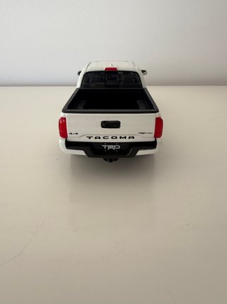Toyota Tacoma TRD PRO 1:24