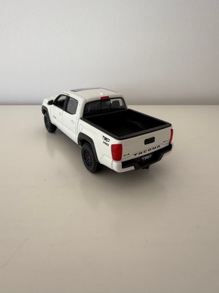 Toyota Tacoma TRD PRO 1:24