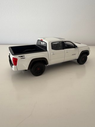 Toyota Tacoma TRD PRO 1:24