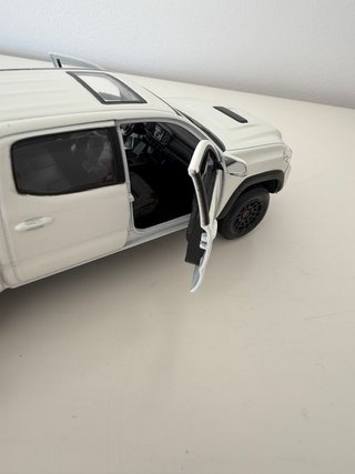 Toyota Tacoma TRD PRO 1:24