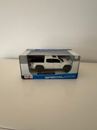 Toyota Tacoma TRD PRO 1:24