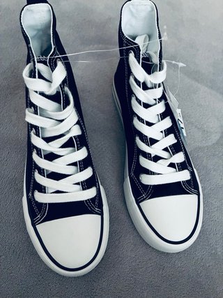 Zapatillas altas negras y blancas