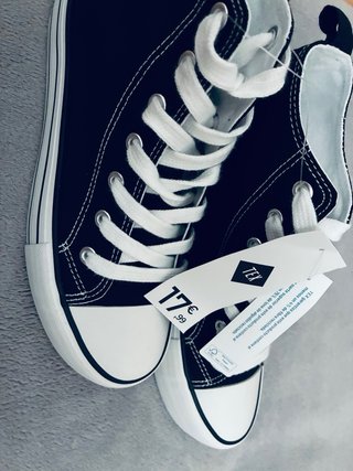 Zapatillas altas negras y blancas