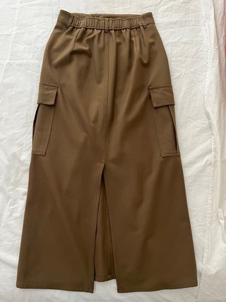 Falda midi cargo GU verde militar Talla M