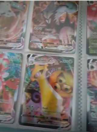 Álbum Pokémon 100 Cartas VMAX Arcoíris Réplica
