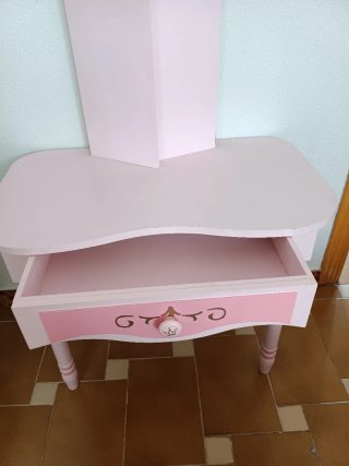 Tocador infantil rosa con espejo