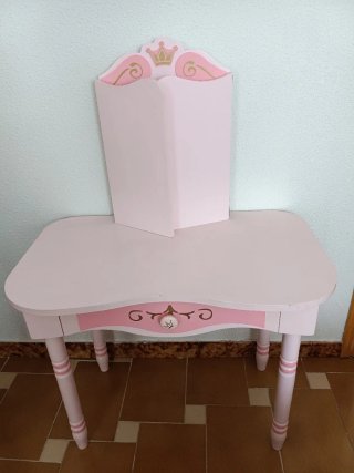 Tocador infantil rosa con espejo