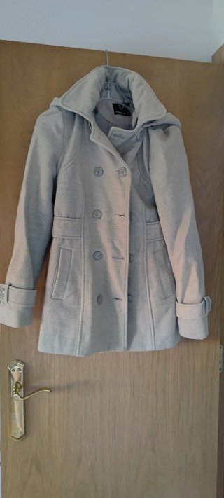 Abrigo gris con capucha