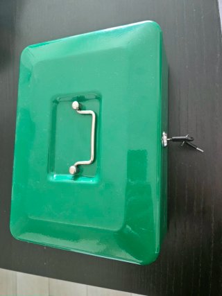 Caja de seguridad metálica verde
