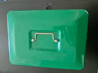Caja de seguridad metálica verde
