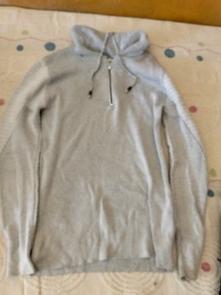 Jersey gris con cremallera