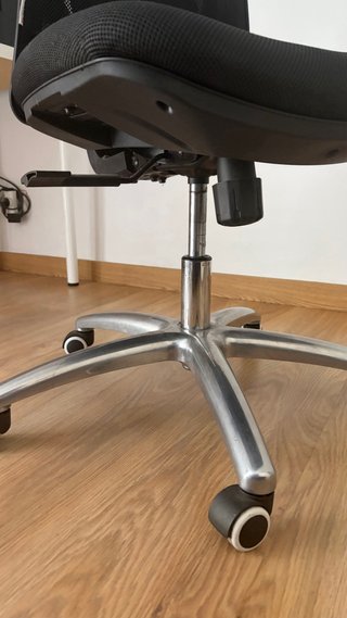 Silla ergonómica de oficina negra