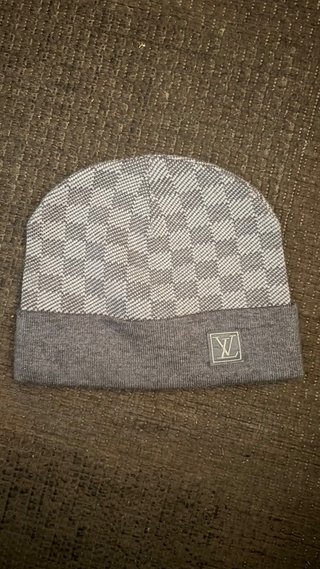 Gorro Louis Vuitton gris y blanco