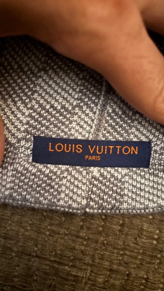 Gorro Louis Vuitton gris y blanco