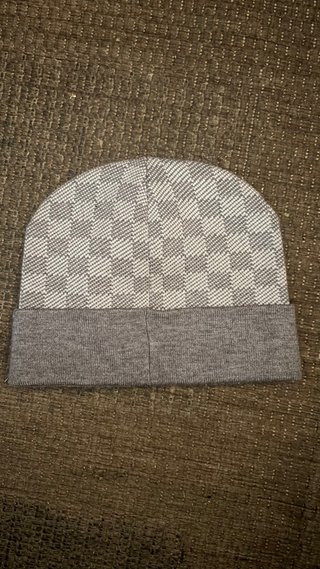 Gorro Louis Vuitton gris y blanco