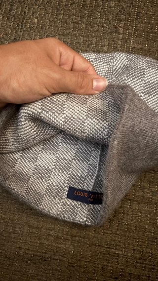 Gorro Louis Vuitton gris y blanco