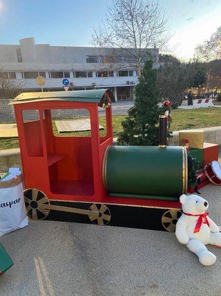 Tren de madera hecho a mano