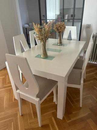 Mesa de comedor blanca con 6 sillas
