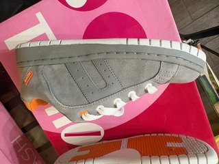 Zapatillas XDYE (Pulla&Bear) grises y naranjas
