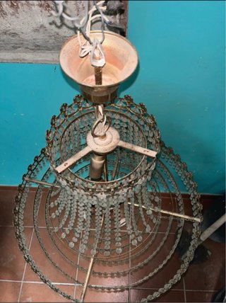 Lámpara de araña dorada y cristal
