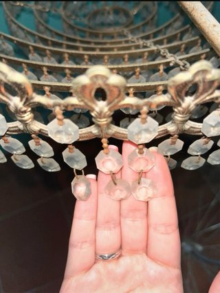 Lámpara de araña dorada y cristal