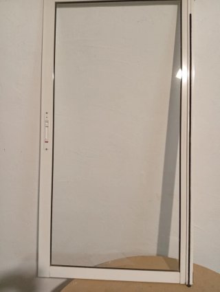 Ventana aluminio blanca.