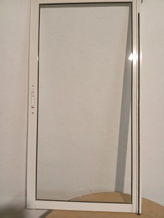 Ventana aluminio blanca.