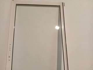 Ventana aluminio blanca.