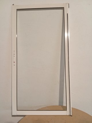 Ventana aluminio blanca.