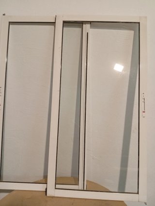 Ventana aluminio blanca.